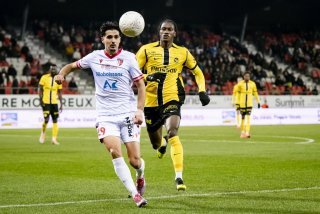 Théo Berdayes, ici face au Valaisan de Young Boys Joël Monteiro, est l'un des éléments en vue de la fin d'année du FC Sion.